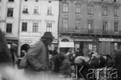 Lata 30, Lwów, Polska (obecnie Ukraina).
Handel uliczny.
Fot. NN, kolekcja Witolda Lis-Olszewskiego, zbiory Ośrodka KARTA