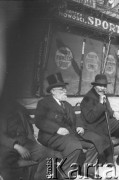 Lata 30., prawdopodobnie Lwów, Polska (obecnie Ukraina).
Eleganccy panowie.
Fot. NN, kolekcja Witolda Lis-Olszewskiego, zbiory Ośrodka KARTA