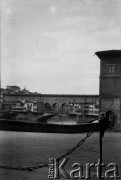 Lata 30., Florencja, Włochy.
Most Złotników (Ponte Vecchio) na rzece Arno.
Fot. NN, kolekcja Witolda Lis-Olszewskiego, zbiory Ośrodka KARTA