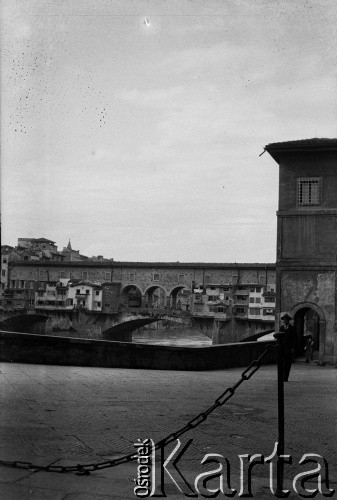 Lata 30., Florencja, Włochy.
Most Złotników (Ponte Vecchio) na rzece Arno.
Fot. NN, kolekcja Witolda Lis-Olszewskiego, zbiory Ośrodka KARTA