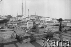 08.1936, prawdopodobnie Konstanca, Rumunia.
Witold Lis-Olszewski (w środku) w porcie, maluje obraz.
Fot. NN, kolekcja Witolda Lis-Olszewskiego, zbiory Ośrodka KARTA