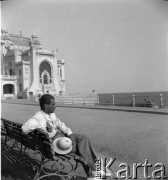 08.1936, Konstanca, Rumunia.
Witold Lis-Olszewski podczas podróży zagranicznej do Rumunii i Turcji, w głębi budynek kasyna.
Fot. NN, kolekcja Witolda Lis-Olszewskiego, zbiory Ośrodka KARTA