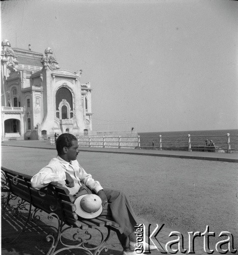 08.1936, Konstanca, Rumunia.
Witold Lis-Olszewski podczas podróży zagranicznej do Rumunii i Turcji, w głębi budynek kasyna.
Fot. NN, kolekcja Witolda Lis-Olszewskiego, zbiory Ośrodka KARTA