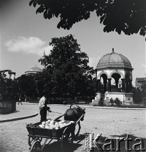 1936, Stambuł, Turcja.
Życie codzienne na ulicach miasta.
Fot. NN, kolekcja Witolda Lis-Olszewskiego, zbiory Ośrodka KARTA