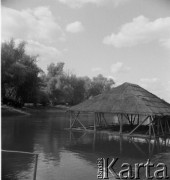 1936, miejsce nieznane.
Osada nad brzegiem rzeki.
Fot. NN, kolekcja Witolda Lis-Olszewskiego, zbiory Ośrodka KARTA