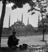 1936, Stambuł, Turcja.
Witold Lis-Olszewski w ulicznym warsztacie czyściciela butów, w głębi Hagia Sophia.
Fot. NN, kolekcja Witolda Lis-Olszewskiego, zbiory Ośrodka KARTA