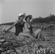 Lata 30., Polska.
Kobiety na brzegu rzeki, n/z od lewej: prawdopodobnie Maria Chobot, Henryka Lis-Olszewska.
Fot. NN, kolekcja Witolda Lis-Olszewskiego, zbiory Ośrodka KARTA