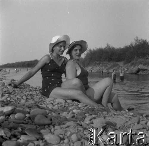 Lata 30., Polska.
Kobiety na brzegu rzeki, n/z od lewej: prawdopodobnie Maria Chobot, Henryka Lis-Olszewska.
Fot. NN, kolekcja Witolda Lis-Olszewskiego, zbiory Ośrodka KARTA