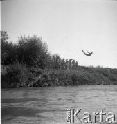1928-1936, Polska.
Skoki do rzeki z prowizorycznej trampoliny.
Fot. NN, kolekcja Witolda Lis-Olszewskiego, zbiory Ośrodka KARTA