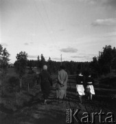 Lata 30., Polska.
Czwórka osób na spacerze.
Fot. NN, kolekcja Witolda Lis-Olszewskiego, zbiory Ośrodka KARTA