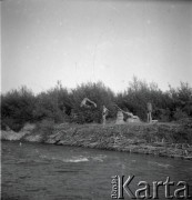 1928-1936, Polska.
Skoki do rzeki z prowizorycznej trampoliny.
Fot. NN, kolekcja Witolda Lis-Olszewskiego, zbiory Ośrodka KARTA