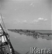 1930, Wisła, Polska.
Rejs po Wiśle, widok ze statku na brzeg rzeki.
Fot. NN, kolekcja Witolda Lis-Olszewskiego, zbiory Ośrodka KARTA