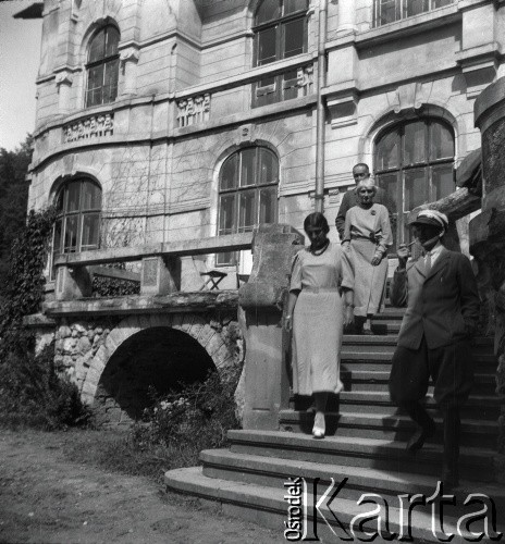 1936, Uhryń, Polska.
Rodzina przed pałacem, n/z z lewej Henryka Lis-Olszewska.
Fot. NN, kolekcja Witolda Lis-Olszewskiego, zbiory Ośrodka KARTA