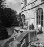 1936, Uhryń, Polska.
Rodzina przed pałacem, n/z m.in. Henryka Lis-Olszewska (2L).
Fot. NN, kolekcja Witolda Lis-Olszewskiego, zbiory Ośrodka KARTA
