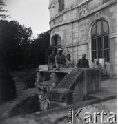 1936, Uhryń, Polska.
Rodzina przed pałacem, n/z m.in. Witold Lis-Olszewski (1L), Henryka Lis-Olszewska (3L).
Fot. NN, kolekcja Witolda Lis-Olszewskiego, zbiory Ośrodka KARTA