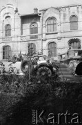 1936, Uhryń, Polska.
Samochód przed pałacem.
Fot. NN, kolekcja Witolda Lis-Olszewskiego, zbiory Ośrodka KARTA