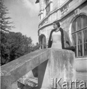 1936, Uhryń, Polska.
Henryka Lis-Olszewska przed pałacem.
Fot. NN, kolekcja Witolda Lis-Olszewskiego, zbiory Ośrodka KARTA