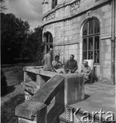 1936, Uhryń, Polska.
Rodzina przed pałacem, n/z m.in. Henryka Lis-Olszewska (2L).
Fot. NN, kolekcja Witolda Lis-Olszewskiego, zbiory Ośrodka KARTA