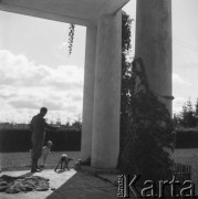 1936, Huta, Polska.
Pałac w Hucie, n/z mężczyzna z psami myśliwskimi.
Fot. NN, kolekcja Witolda Lis-Olszewskiego, zbiory Ośrodka KARTA
