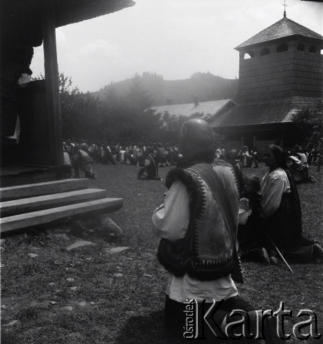 Lata 30., Żabie Słupejka, Huculszczyzna, Polska (obecnie Ukraina).
Ludność miejscowa podczas nabożeństwa w cerkwi.
Fot. NN, kolekcja Witolda Lis-Olszewskiego, zbiory Ośrodka KARTA