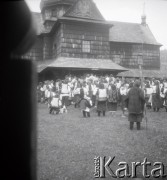Lata 30., Żabie Słupejka, Polska (obecnie Ukraina).
Ludność miejscowa podczas nabożeństwa w cerkwi.
Fot. NN, kolekcja Witolda Lis-Olszewskiego, zbiory Ośrodka KARTA