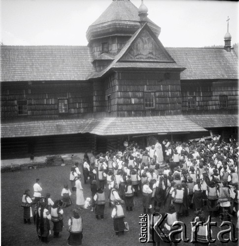 Lata 30., Żabie Słupejka, Polska (obecnie Ukraina).
Ludność miejscowa podczas nabożeństwa w cerkwi.
Fot. NN, kolekcja Witolda Lis-Olszewskiego, zbiory Ośrodka KARTA