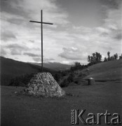 Lata 30., Gorgany, Polska (obecnie Ukraina).
Krzyż na Przełęczy Legionów.
Fot. NN, kolekcja Witolda Lis-Olszewskiego, zbiory Ośrodka KARTA