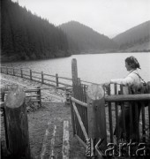 Lata 30., Czarnohora, Polska (obecnie Ukraina).
Henryka Lis-Olszewska podczas wycieczki górskiej, nad klauzą Szybeny.
Fot. NN, kolekcja Witolda Lis-Olszewskiego, zbiory Ośrodka KARTA