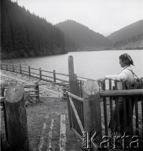 Lata 30., Czarnohora, Polska (obecnie Ukraina).
Henryka Lis-Olszewska podczas wycieczki górskiej, nad klauzą Szybeny.
Fot. NN, kolekcja Witolda Lis-Olszewskiego, zbiory Ośrodka KARTA