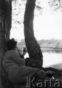 Ok. 1928, nad rzeką Niemen, Polska (obecnie Białoruś).
Biwak podczas spływu kajakowego Niemnem, n/z Witold Lis-Olszewski goli się.
Fot. NN, kolekcja Witolda Lis-Olszewskiego, zbiory Ośrodka KARTA