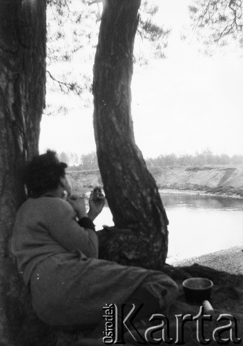 Ok. 1928, nad rzeką Niemen, Polska (obecnie Białoruś).
Biwak podczas spływu kajakowego Niemnem, n/z Witold Lis-Olszewski goli się.
Fot. NN, kolekcja Witolda Lis-Olszewskiego, zbiory Ośrodka KARTA