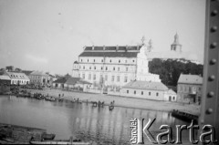 Lata 30., Pińsk, Polska.
Kolegium Jezuitów, widok z mostu na Pinie.
Fot. NN, kolekcja Witolda Lis-Olszewskiego, zbiory Ośrodka KARTA
