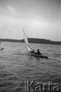 1928-1936, rzeka Niemen, Polska (obecnie Litwa, Białoruś).
Spływ kajakowy Niemnem, kajak z żaglem na jeziorze.
Fot. NN, kolekcja Witolda Lis-Olszewskiego, zbiory Ośrodka KARTA