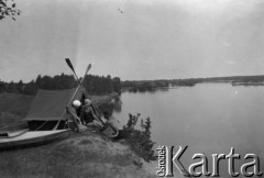 Ok. 1928, nad rzeką Niemen, Polska (obecnie Białoruś).
Biwak podczas spływu kajakowego Niemnem.
Fot. NN, kolekcja Witolda Lis-Olszewskiego, zbiory Ośrodka KARTA