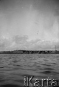 1928-1936, Polska.
Rzeka, w oddali most. Zdjęcie wykonane podczas spływu kajakowego.
Fot. NN, kolekcja Witolda Lis-Olszewskiego, zbiory Ośrodka KARTA