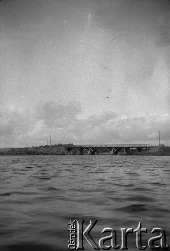 1928-1936, Polska.
Rzeka, w oddali most. Zdjęcie wykonane podczas spływu kajakowego.
Fot. NN, kolekcja Witolda Lis-Olszewskiego, zbiory Ośrodka KARTA