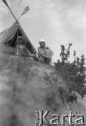Ok. 1928, nad rzeką Niemen, Polska (obecnie Białoruś).
Biwak podczas spływu kajakowego Niemnem, z lewej Henryka Lis-Olszewska.
Fot. NN, kolekcja Witolda Lis-Olszewskiego, zbiory Ośrodka KARTA