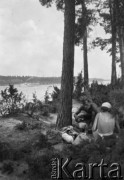 1928-1936, Polska.
Posiłek podczas spływu kajakowego.
Fot. NN, kolekcja Witolda Lis-Olszewskiego, zbiory Ośrodka KARTA