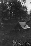 1928-1936, Polska.
Biwak podczas spływu kajakowego, n/z Witold Lis-Olszewski przed namiotem.
Fot. NN, kolekcja Witolda Lis-Olszewskiego, zbiory Ośrodka KARTA