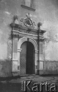 Lata 30., Polska.
Niezidentyfikowany budynek.
Fot. NN, kolekcja Witolda Lis-Olszewskiego, zbiory Ośrodka KARTA