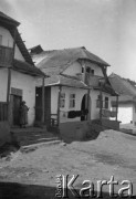 Lata 30., Polska.
Domy mieszkalne w miasteczku.
Fot. NN, kolekcja Witolda Lis-Olszewskiego, zbiory Ośrodka KARTA