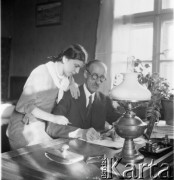 Lata 30., Borysław, Polska (obecnie Ukraina).
Inżynier Gustaw Chobot (ojczym Henryki Lis-Olszewskiej) oraz prawdopodobnie Maria Chobot, jego córka.
Fot. NN, kolekcja Witolda Lis-Olszewskiego, zbiory Ośrodka KARTA