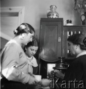 Lata 30., Borysław, Polska (obecnie Ukraina).
Od lewej: Henryka Lis-Olszewska, Maria Chobot, Helena Chobot - prawdopodobnie w domu rodziny Chobotów przy ulicy Legionów 93.
Fot. NN, kolekcja Witolda Lis-Olszewskiego, zbiory Ośrodka KARTA