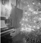 Lata 20. lub 30., prawdopodobnie Borysław, Polska (obecnie Ukraina).
Prawdopodobnie dom rodzinny Henryki Lis-Olszewskiej, n/z pianino i choinka.
Fot. NN, kolekcja Witolda Lis-Olszewskiego, zbiory Ośrodka KARTA