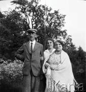 Lata 20. lub 30., Borysław, Polska (obecnie Ukraina).
Od lewej: inżynier Gustaw Chobot (ojczym c), Henryka Lis-Olszewska, Helena Chobot (z domu Dubanowicz, primo voto Machnicka, matka Henryki Lis-Olszewskiej).
Fot. NN, kolekcja Witolda Lis-Olszewskiego, zbiory Ośrodka KARTA