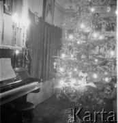 Lata 20. lub 30., prawdopodobnie Borysław, Polska (obecnie Ukraina).
Prawdopodobnie dom rodzinny Henryki Lis-Olszewskiej, n/z pianino i choinka.
Fot. NN, kolekcja Witolda Lis-Olszewskiego, zbiory Ośrodka KARTA