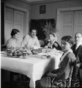 Lata 30., Borysław, Polska (obecnie Ukraina).
Rodzina Chobotów przy stole, n/z od lewej: Henryka Lis-Olszewska, jej mąż Witold Lis-Olszewski, Helena Chobot (matka Henryki), prawdopodobnie Maria Chobot (córka Gustawa i Heleny), inżynier Gustaw Chobot (ojczym Henryki). Zdjęcie wykonane prawdopodobnie w domu państwa Chobotów przy ulicy Legionów 93.
Fot. NN, kolekcja Witolda Lis-Olszewskiego, zbiory Ośrodka KARTA