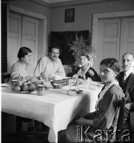 Lata 30., Borysław, Polska (obecnie Ukraina).
Rodzina Chobotów przy stole, n/z od lewej: Henryka Lis-Olszewska, jej mąż Witold Lis-Olszewski, Helena Chobot (matka Henryki), prawdopodobnie Maria Chobot (córka Gustawa i Heleny), inżynier Gustaw Chobot (ojczym Henryki). Zdjęcie wykonane prawdopodobnie w domu państwa Chobotów przy ulicy Legionów 93.
Fot. NN, kolekcja Witolda Lis-Olszewskiego, zbiory Ośrodka KARTA