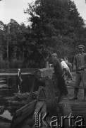 Lipiec 1931, Żerebiłowicze k/Baranowicz, Polska (obecnie Bialoruś).
Przy młynie.
Fot. NN, kolekcja Witolda Lis-Olszewskiego, zbiory Ośrodka KARTA