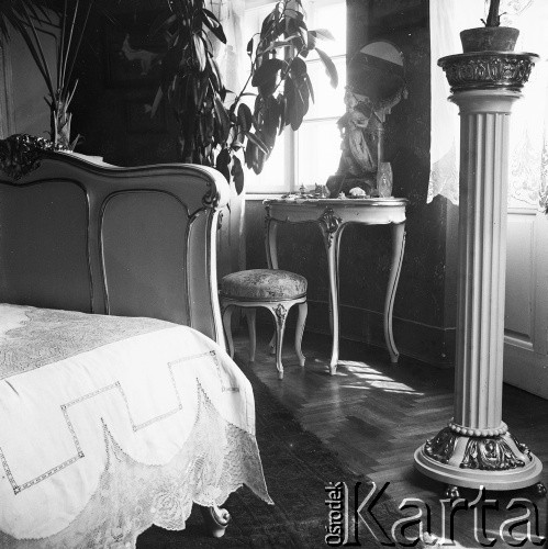 Lata 30., prawdopodobnie Borysław-Tustanowice, Polska (obecnie Ukraina).
Wnętrze domu. Prawdopodobnie pokój Marii Chobot w domu jej rodziców Gustawa i Heleny Chobotów.
Fot. NN, kolekcja Witolda Lis-Olszewskiego, zbiory Ośrodka KARTA